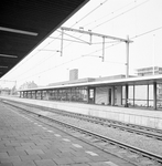 153244 Gezicht op de perronzijde van het N.S.station Rijswijk te Rijswijk.